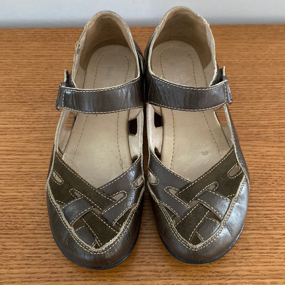 Sun View fisherman style khaki green/brown shoes. Material unknown. Size 35